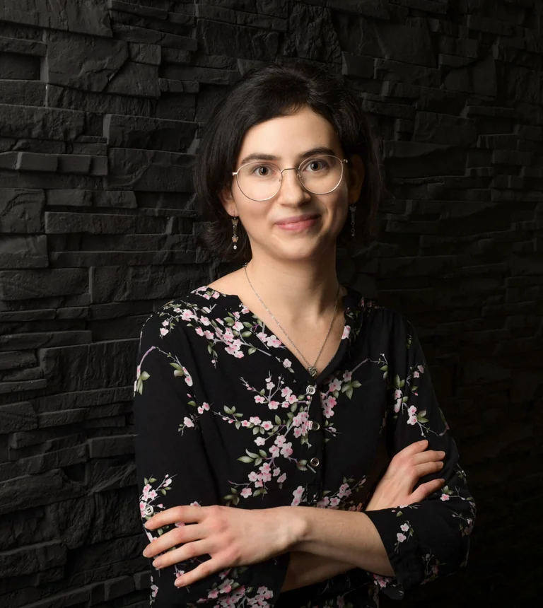 Raffaela Kessler, TCM-Ernährungsberaterin, vor einer dunklen Steinwand